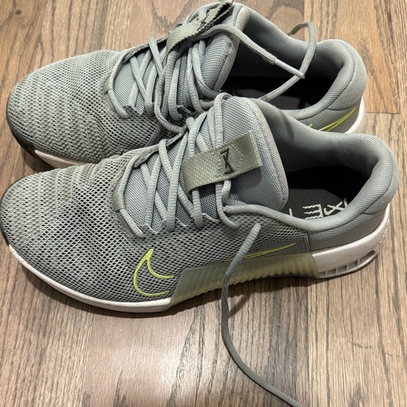 Nike Gray Sneakers with Lime Accents - Picture 2 of 5